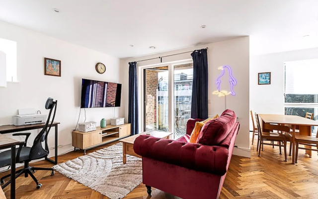 Chic Crystal Palace Flat with Balcony & Workspace
