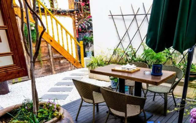 BuYueju Peacock Inn