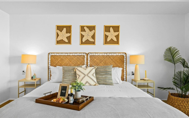 Stylish Beachfront 2BR - Balcony & Pools