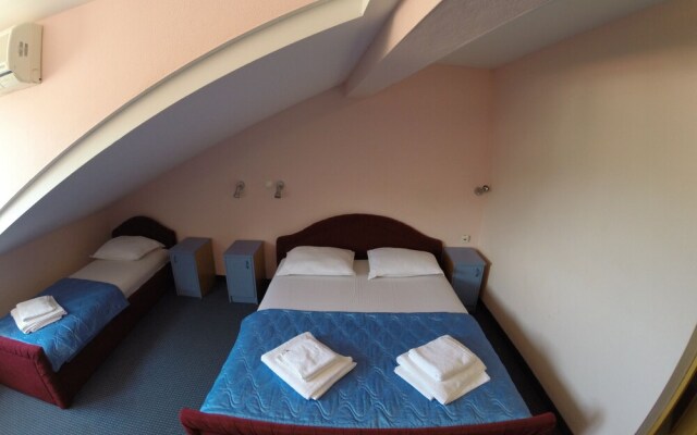 Hotel Lav
