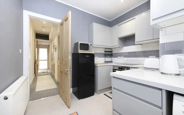 JOIVY Charming 1-Bed Ap Near Leith Links W/ Patio