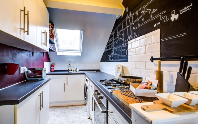 Entire Artistic Open-plan Top Floor Apartment