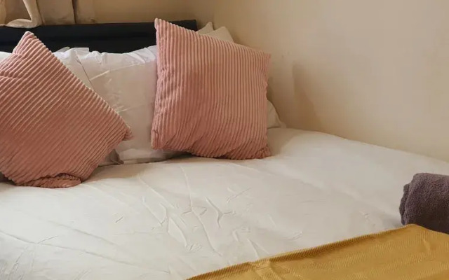 Room in Guest Room - Nice Large Room in Coventry