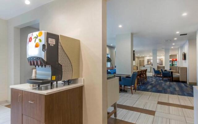 Holiday Inn Express & Suites Chicago West - St Charles, an IHG Hotel