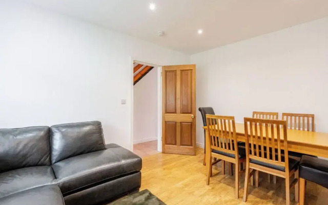 4 bed House - Private Garden - Free Parking