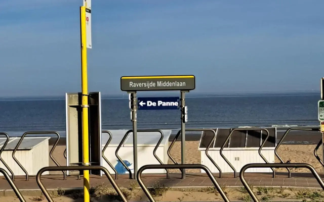 Studio Raversijde with Sea View