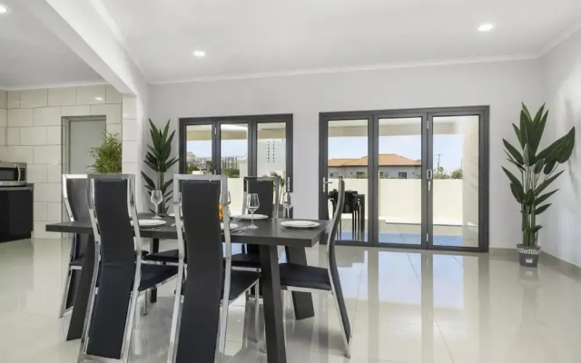 NEW 4br4ba Villa Across of Palmbeach w Pvt Pool