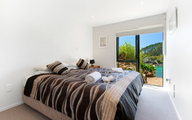 Beachfront Enclosure Bay – Guest Rooms – Palm Beach