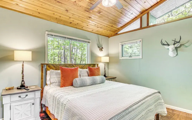 5 Mi to Ski Sapphire Valley: Cozy Retreat w/ Decks