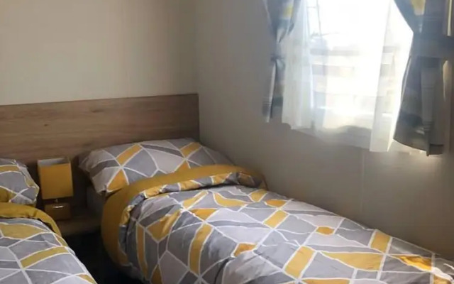 Lovely 3-bed Caravan With Hot Tub in Lincolnshire