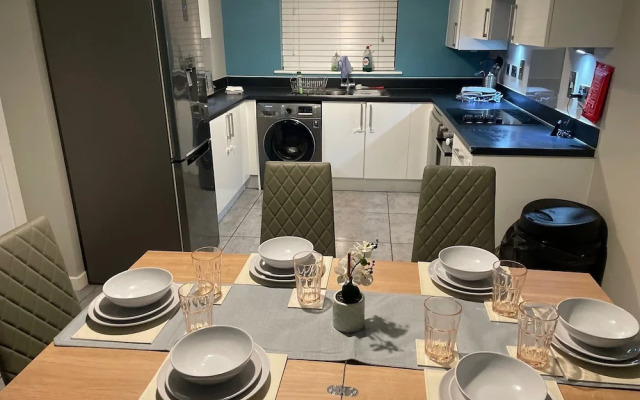 Fantastic, pet Friendly 3 Bedroom House in Bedford