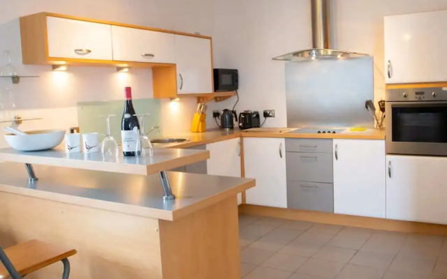 Spacious Flat In Converted Sugar Store