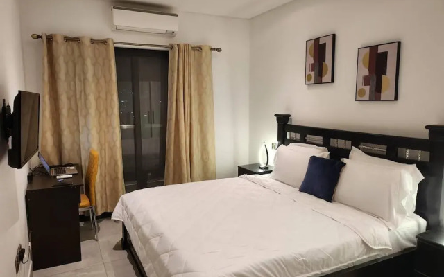 Luxurious & Comfy Gem-5 Star Location-pools, Gym!