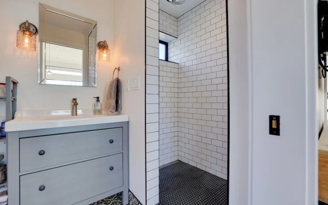 Luxe, Modern Studio w/ Sweeping City Views!