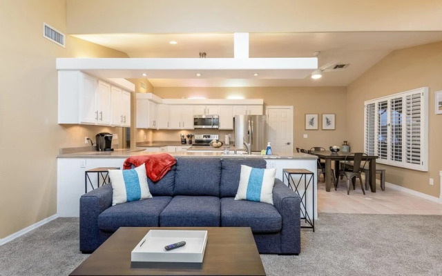 Spacious Updated House Pool