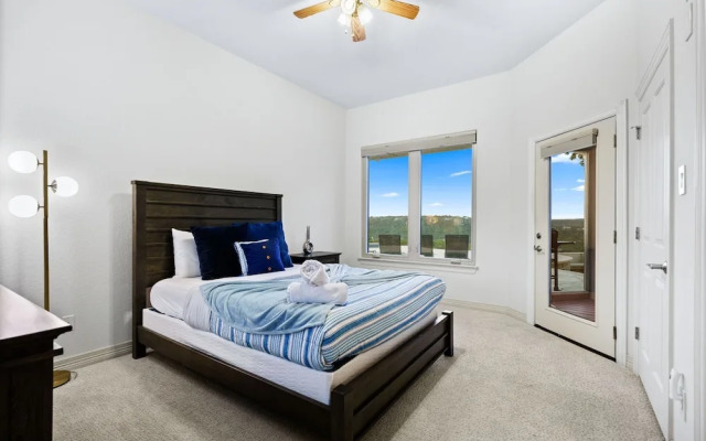 Hillside Infinity Pool Retreat