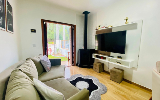 Aconchego e Economia- Lareira, Ar Condicionado, WI Fi, Espaço Gourmet