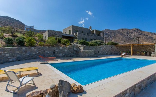Spacious 6 Bdrm Stone Villa With Pool
