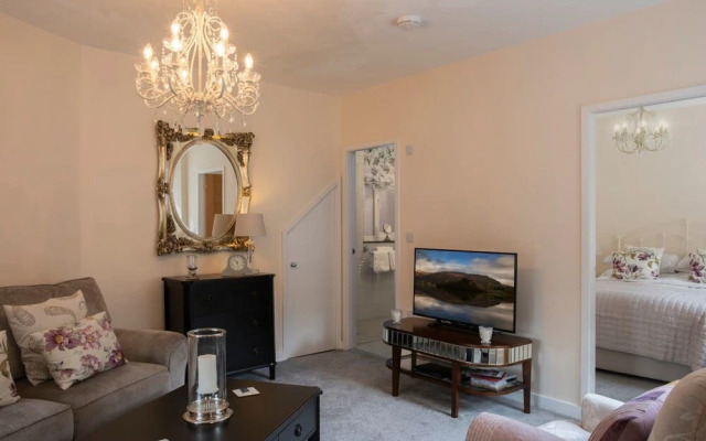 Cozy 1BR Apartment Central Ambleside With Parking