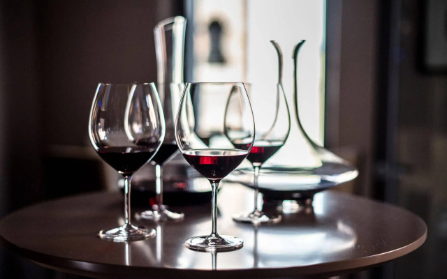 Uve Rooms & Wine Bar