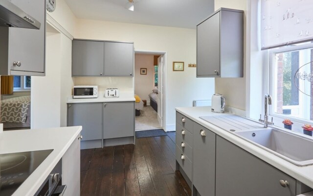 Host Stay Leafy Garden Apartment