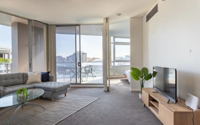 Modern Harbourside Apartment With A View