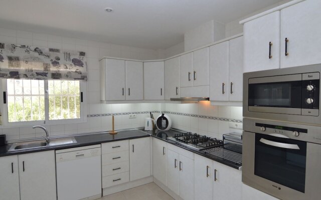 Large Villa With Private Pool and Five Bedrooms in Benijofar