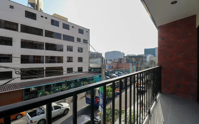 w Illustrious 1BR w Balcony in Miraflores
