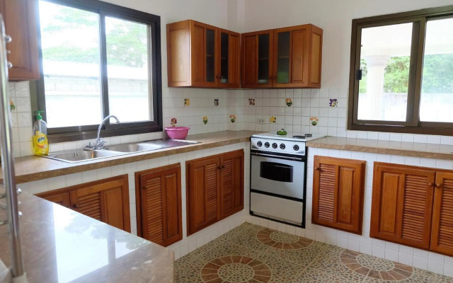 OYO 967 Andathien Pool Villa Aonang