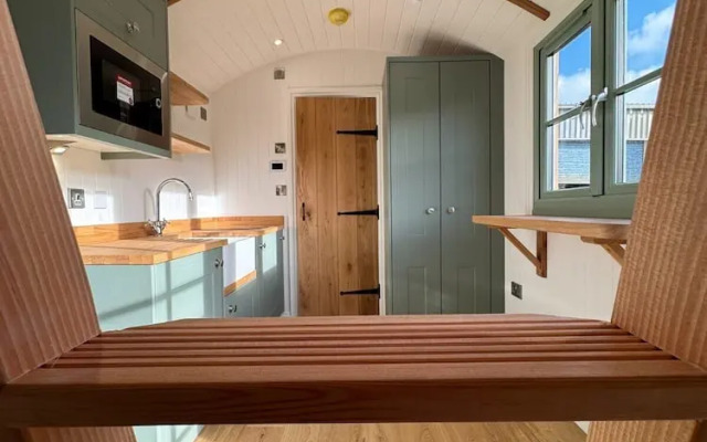 Luxury Shepherds Hut Near Glamorgan Coast