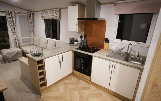 Inviting 3-bed Lodge in Preston hot tub