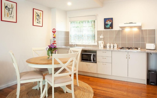 STONINGTON COTTAGE Berrima 4pm Check Out Sundays except Peak season – Kitchen – Berrima