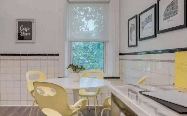 Casa Queen East Jaw Dropping 3BR Suite