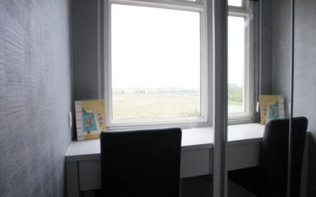 Modern and Comfortable Studio Apartment Springlake Summarecon near Summarecon – Guest Rooms – Bekasi