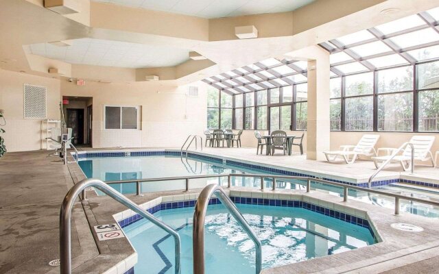 Quality Suites Milwaukee Airport