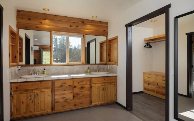 High-end Cabin 3BR 30min to Hoodoo Ski