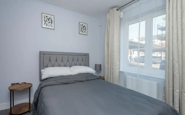 Stylish Elegant New Flat 5 Min from Crossrail