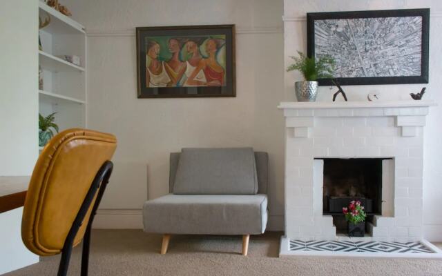 Stylish 2 Bed Art Deco Apartment