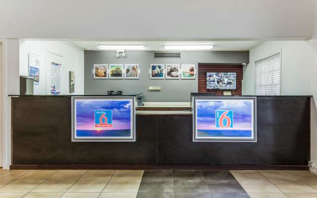 Motel 6 Alexandria, LA - South