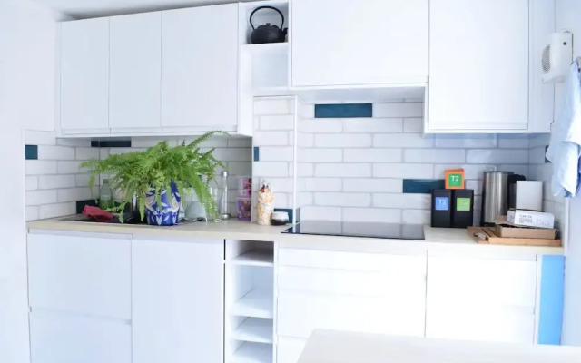 Bright 2 Bedroom Apartment With Private Patio
