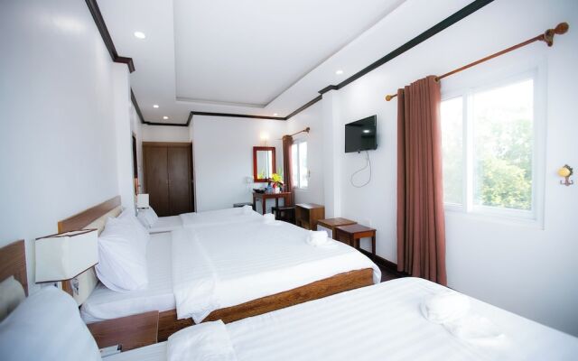 Ruby Riverside Hotel & Hostel