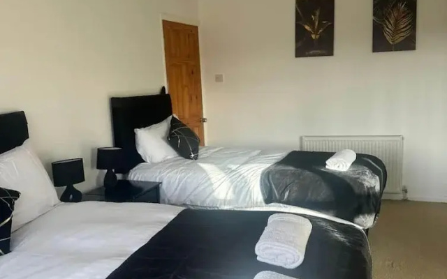 Serene Leeds Retreat - 3 Bedroom House