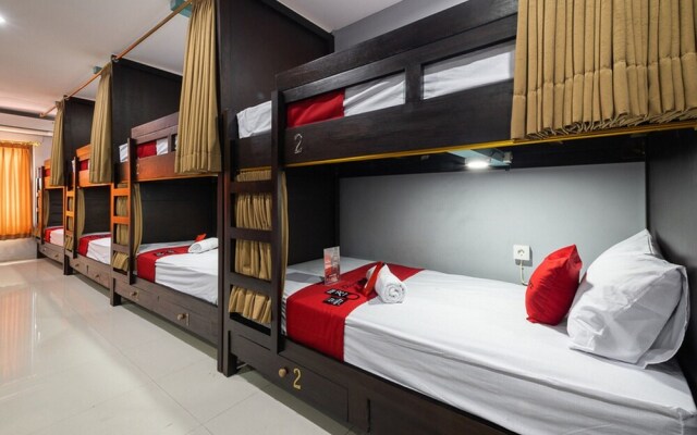 RedDoorz Hostel near Trans Studio Mall