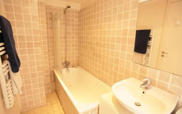 Spacious République 1 Bedroom (409)