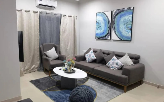Modern 2-bedroom unit with pool and beach access