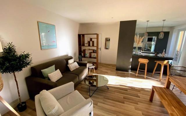 Sunny and calm 2 bed apartment place du Pin
