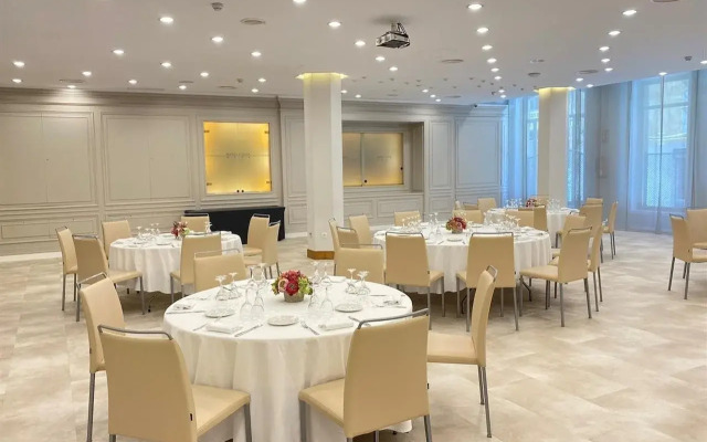 Lamaro Hotel