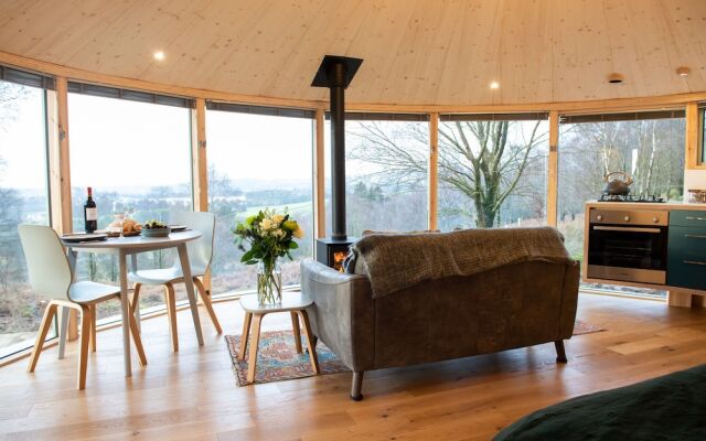 Luxury and Peaceful 1-bed Roundhouse With Hot Tub