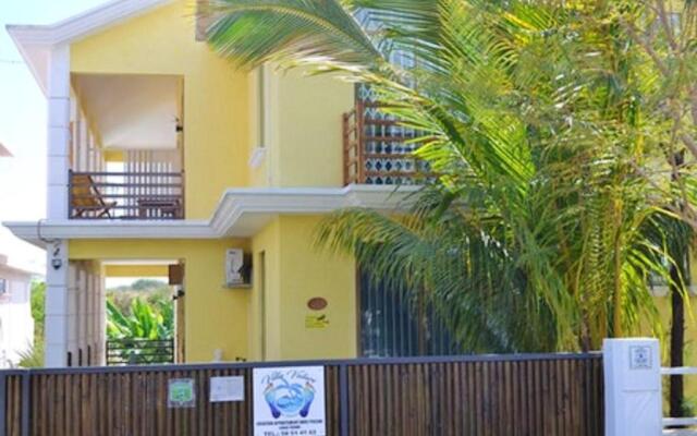 2 bedrooms appartement with shared pool enclosed garden and wifi at Pereybere 1 km away from the beach