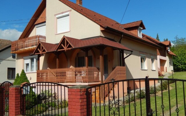 Zsuzsanna Apartmanház